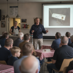 Modeltogsbygger holder foredrag om sikkerhed på lokal grillbar