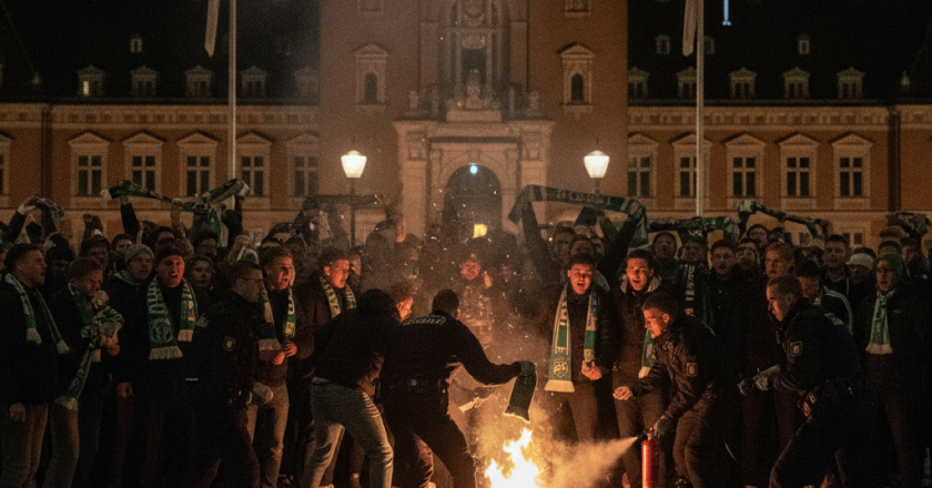 Demonstranter samles på Rådhuspladsen efter afgørelse i sportssag