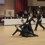 Danser smider konkurrent på gulvet under mesterskab