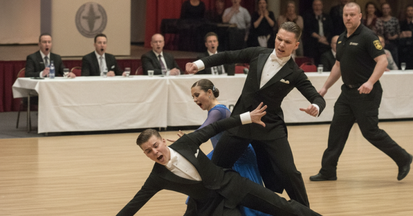 Danser smider konkurrent på gulvet under mesterskab